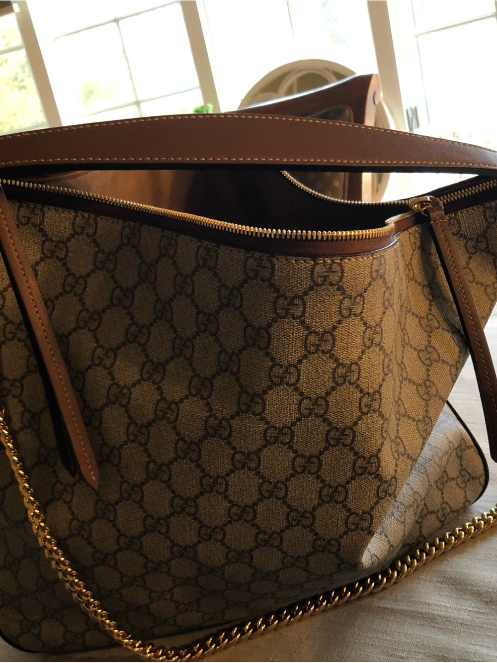 Gucci Beige Brown GG Supreme Shoulder Bag with Gold Chain - Picture 2 of 2